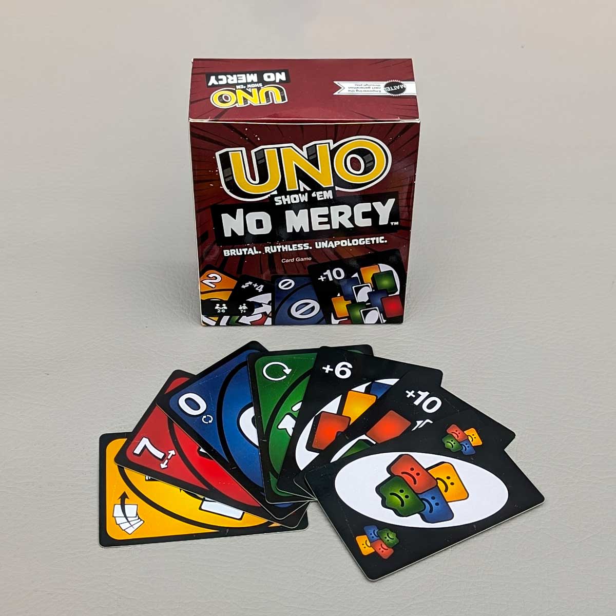 Juego de cartas UNO No Mercy, versión extrema del clásico UNO con nuevas reglas y desafíos.