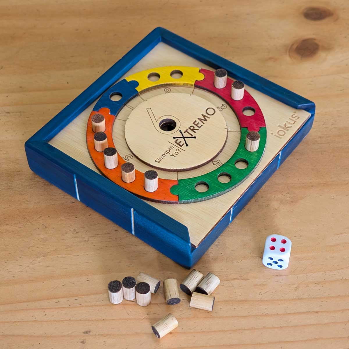 Juego de mesa ¿Por qué siempre yo? versión pequeña en madera, ideal para compartir en familia y divertirse en cualquier lugar. Caja color azul