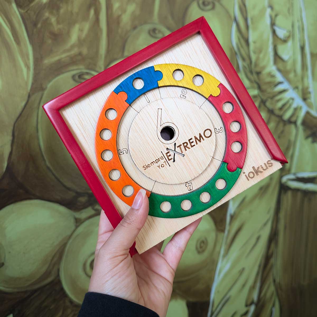 Juego de mesa ¿Por qué siempre yo? versión pequeña en madera, ideal para compartir en familia y divertirse en cualquier lugar. Referencia tamaño caja en mano