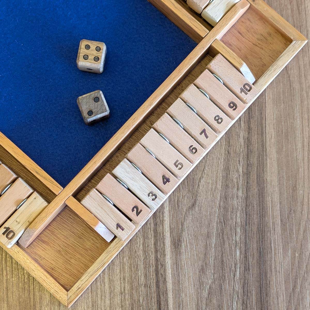 Juego matemático cierra la caja (Shut the box) para 4 jugadores