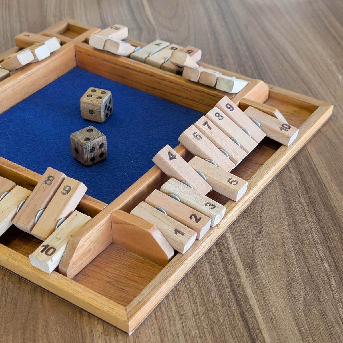 Juego matemático cierra la caja (Shut the box) para 4 jugadores