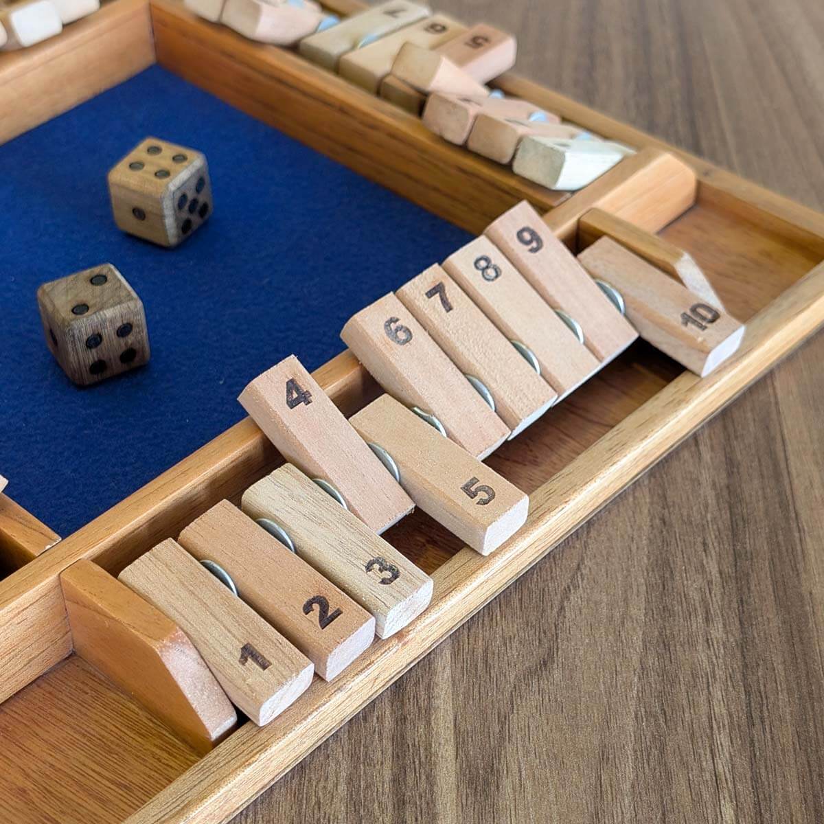 Juego matemático cierra la caja (Shut the box) para 4 jugadores