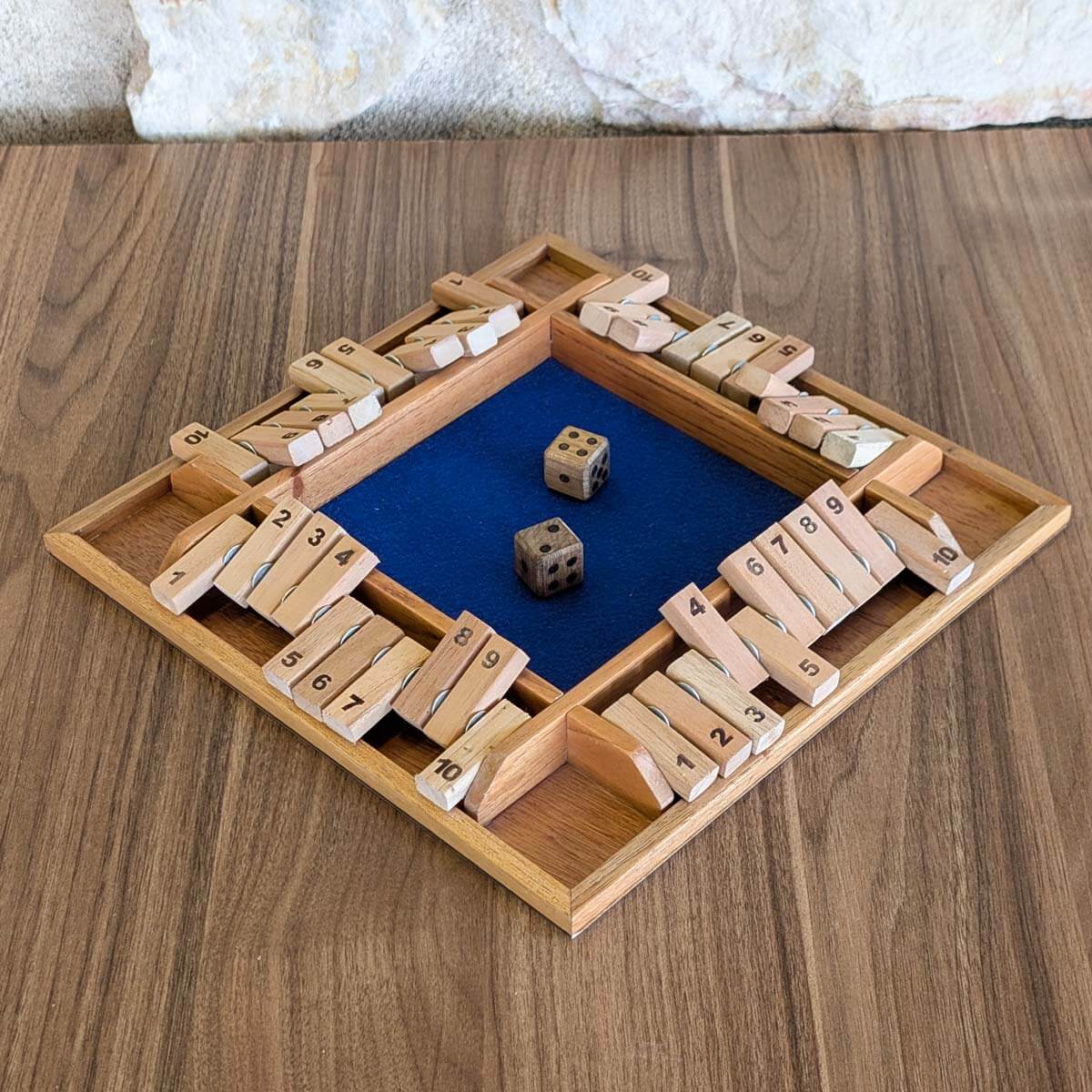 Juego matemático cierra la caja (Shut the box) para 4 jugadores