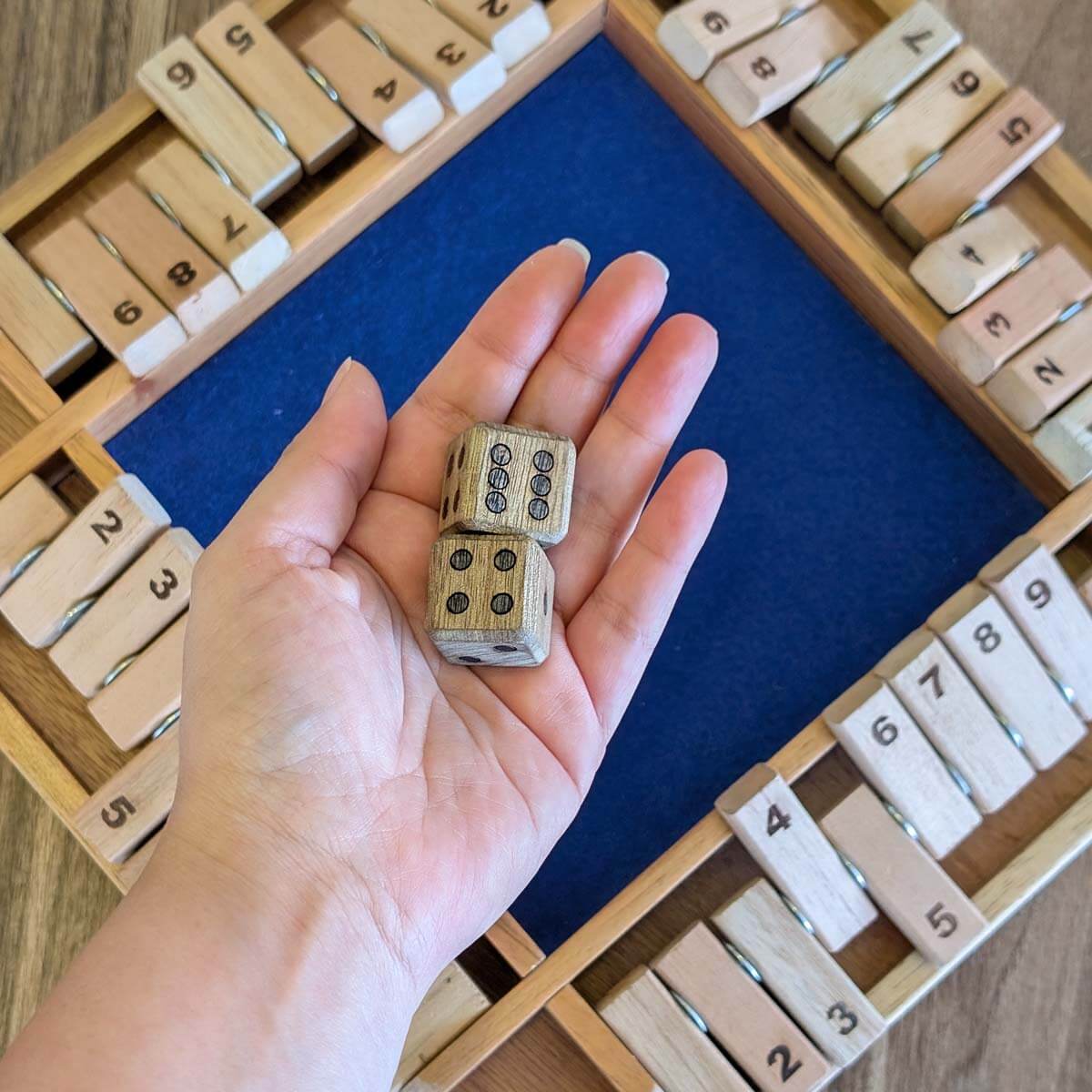 Juego matemático cierra la caja (Shut the box) para 4 jugadores