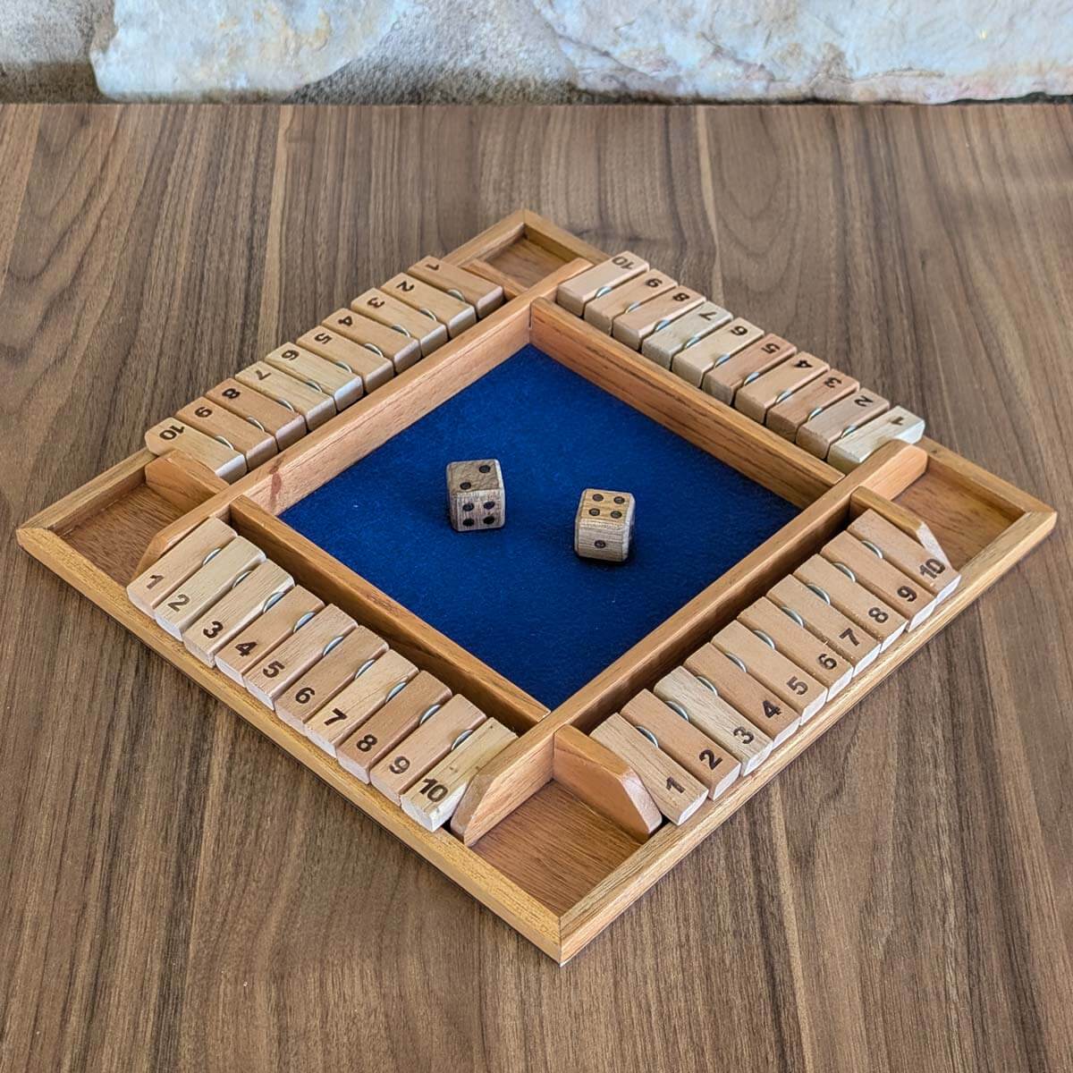 Juego matemático cierra la caja (Shut the box) para 4 jugadores