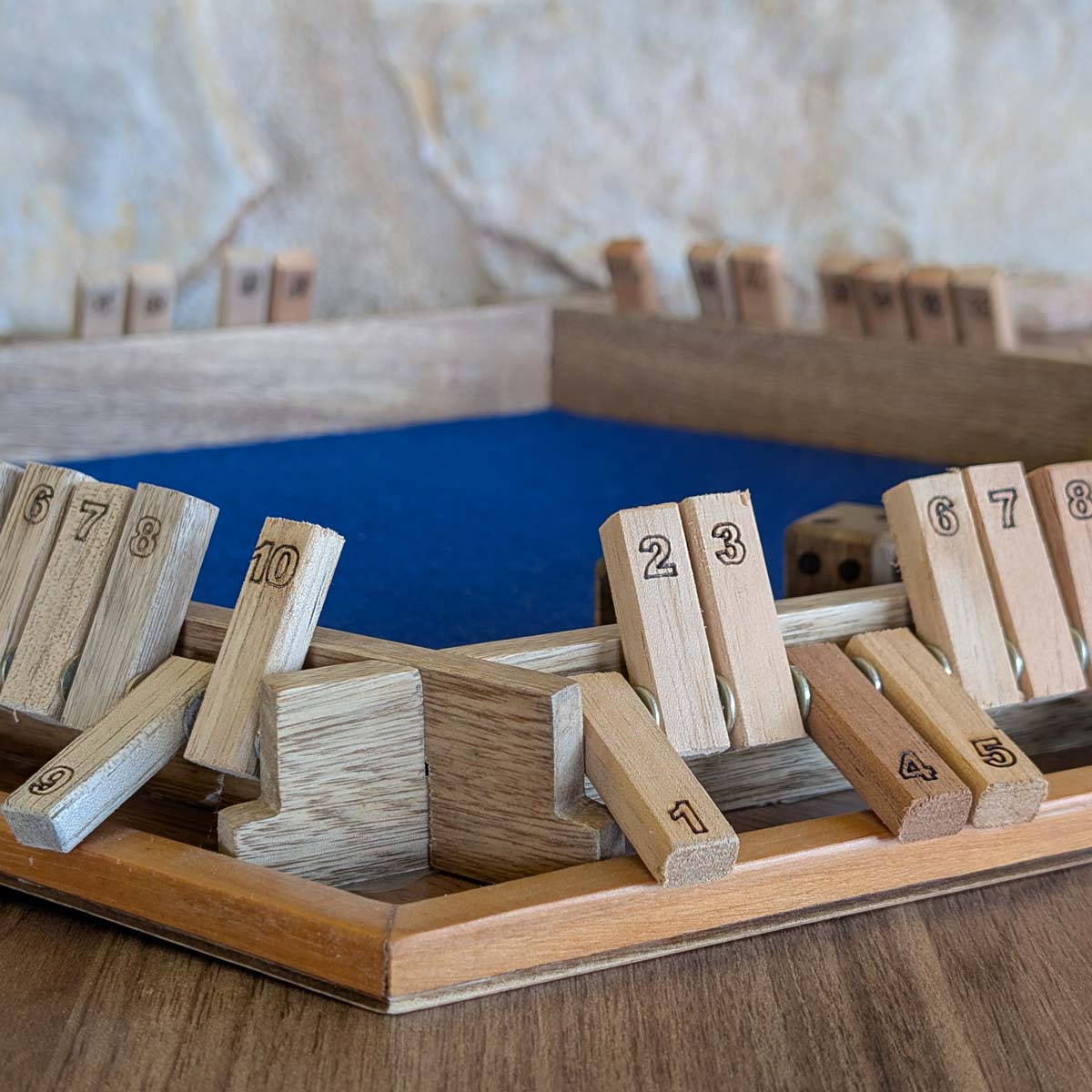 Juego matemático cierra la caja (Shut the box) para 6 jugadores