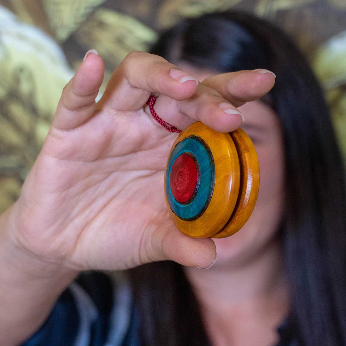 Yoyo de madera artesanal, juego tradicional colombiano que desarrolla coordinación y precisión