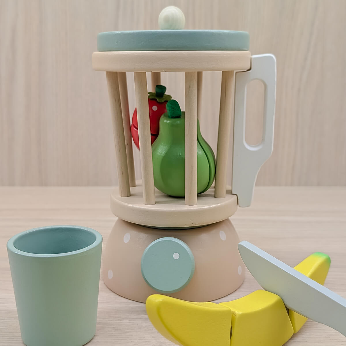 Licuadora de madera artesanal para niños, estimula la imaginación y el juego simbólico. Imagen de detalle