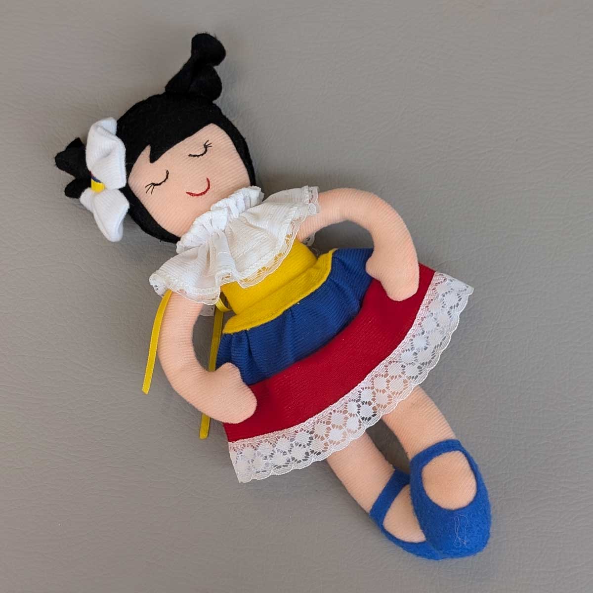 Colombianita de tela, muñeca hecha a mano con vestuario típico y detalles representativos del país