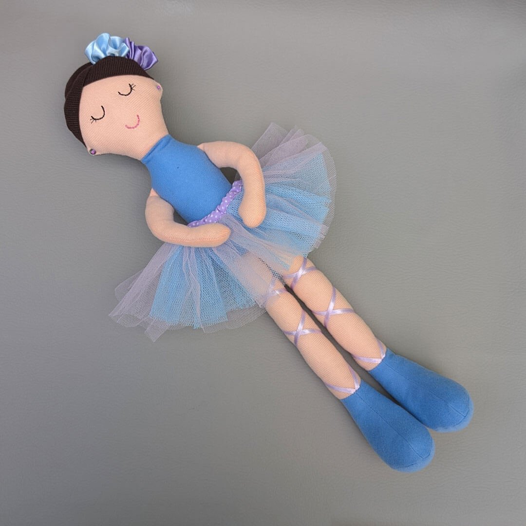 Muñeca de tela bailarina con vestido azul, tutú y moño, hecha a mano en Colombia. Regalo para niña
