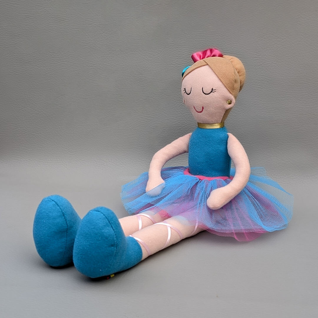 Muñeca de tela bailarina con vestido azul, tutú y moño, hecha a mano en Colombia. Regalo para niña