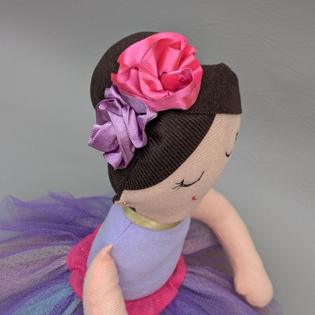Muñeca de tela bailarina con vestido lila, tutú y moño, hecha a mano en Colombia. Regalo para niña