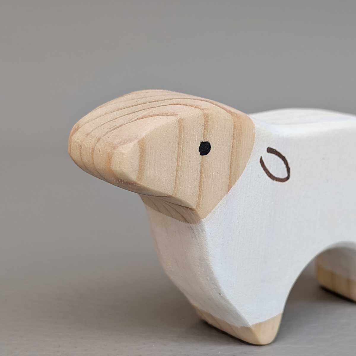 Oveja Montessori de madera, juguete artesanal para juego libre y sensorial. Foto de detalle en carita