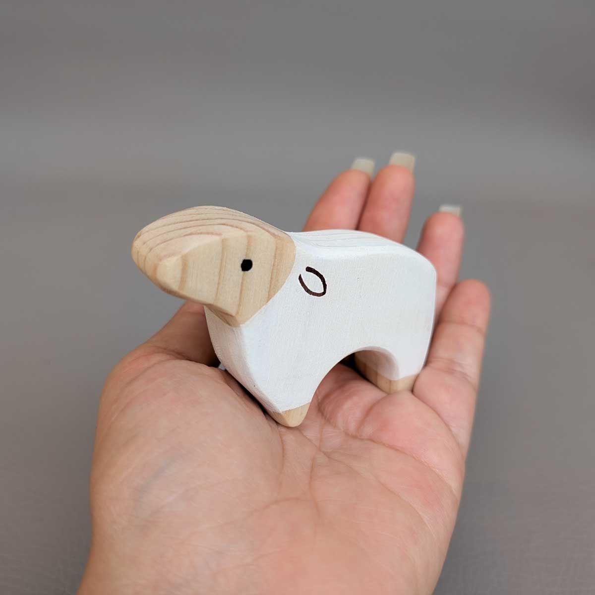 Oveja Montessori de madera, juguete artesanal para juego libre y sensorial. Referencia de tamaño en mano