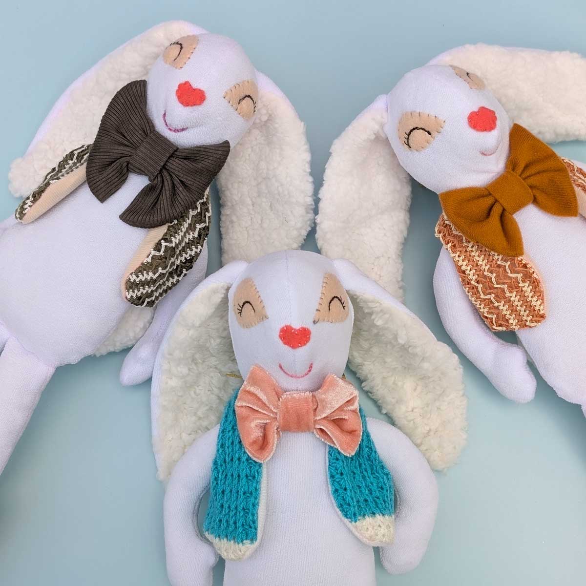Peluche de conejo en tela, suave, hecho a mano en Colombia. Regalo niños. Colores de chaleco