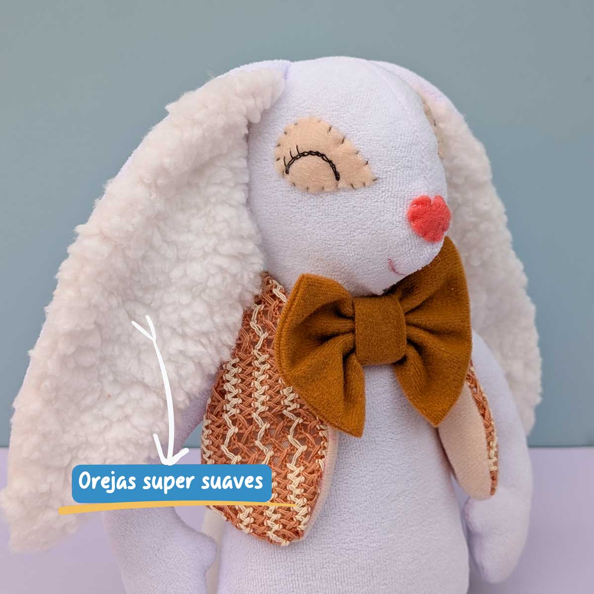 Peluche de conejo en tela, suave, hecho a mano en Colombia. Regalo niños. Detalles