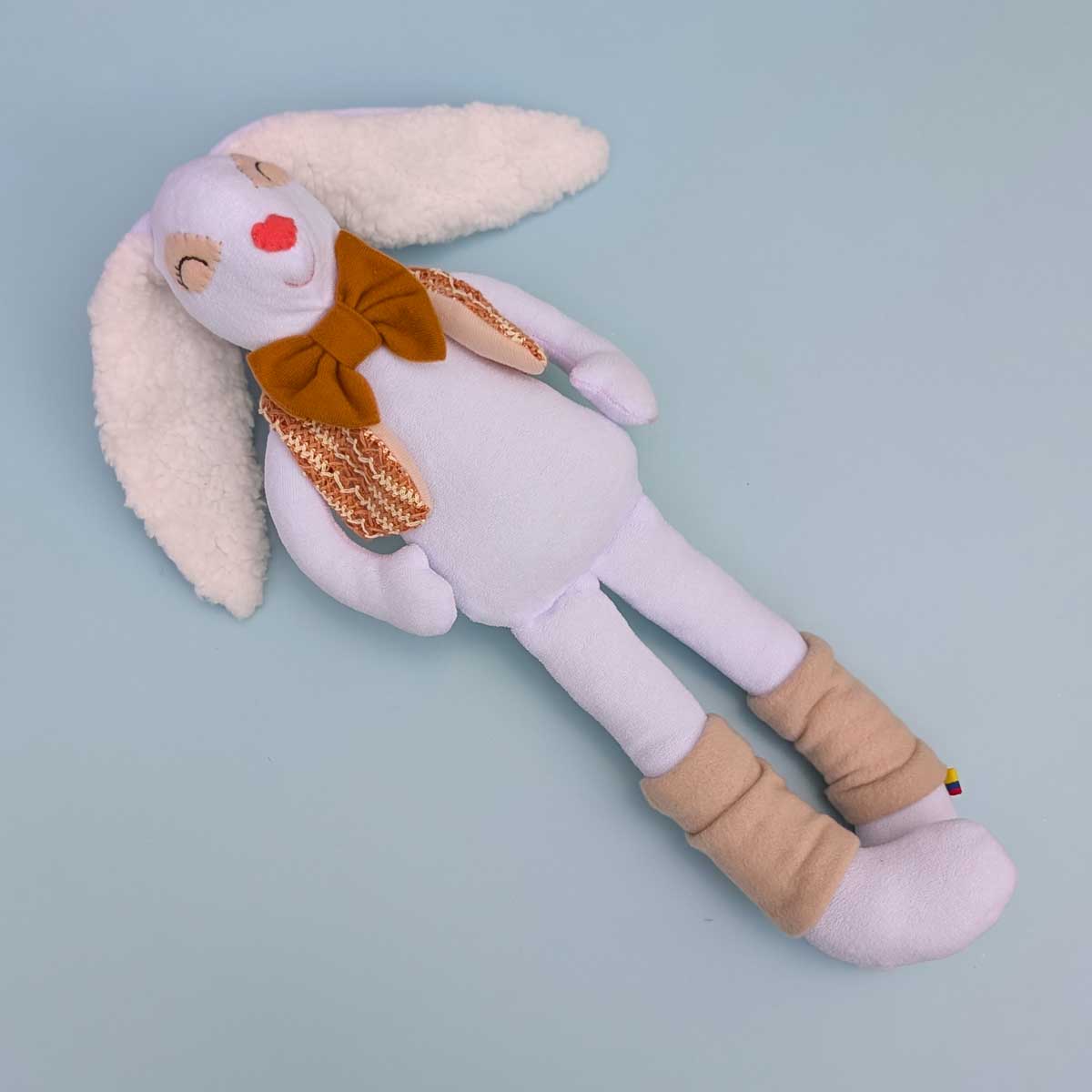 Peluche de conejo en tela, suave, hecho a mano en Colombia. Regalo niños. Foto cuerpo completo, chaleco color café