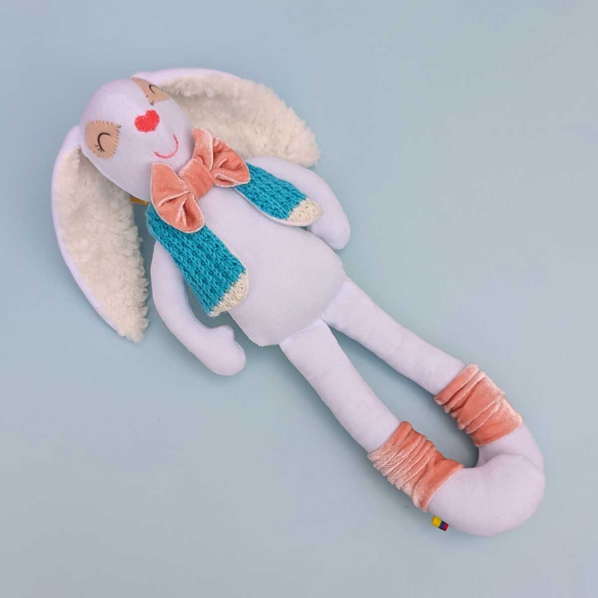 Peluche de conejo en tela, suave, hecho a mano en Colombia. Regalo niños. Foto cuerpo completo, chaleco azul claro