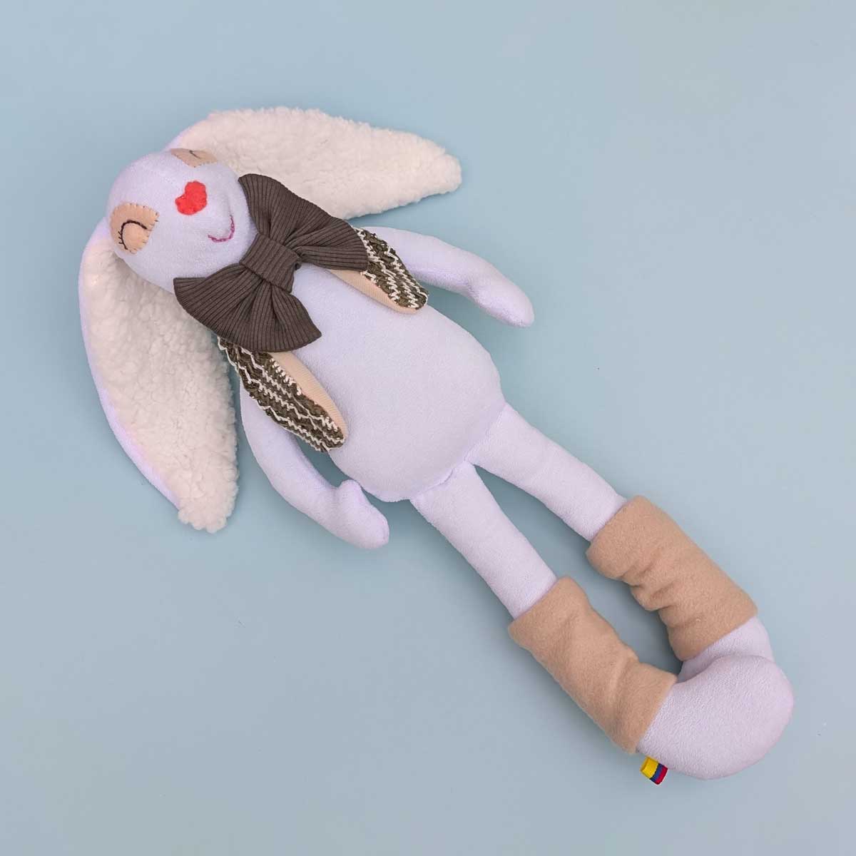 Peluche de conejo en tela, suave, hecho a mano en Colombia. Regalo niños. Foto conejo completo, chaleco verde oscuro