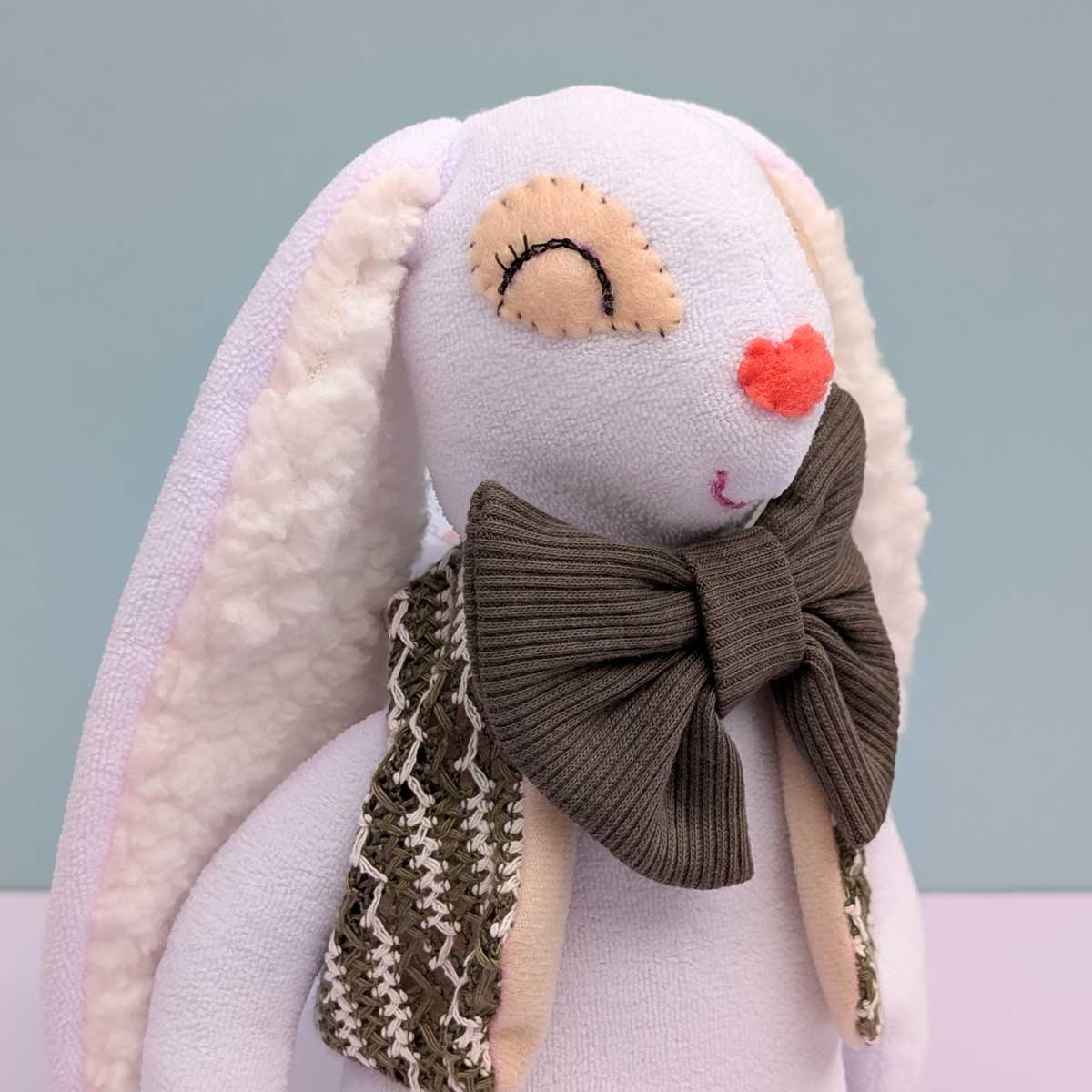 Peluche de conejo en tela, suave, hecho a mano en Colombia. Regalo niños. Detalle carita, orejas, moño y chaleco