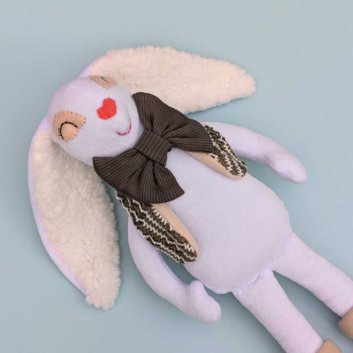 Peluche de conejo en tela, suave, hecho a mano en Colombia. Regalo niños. Color chaleco verde oscuro. Detalle carita y orejas suaves