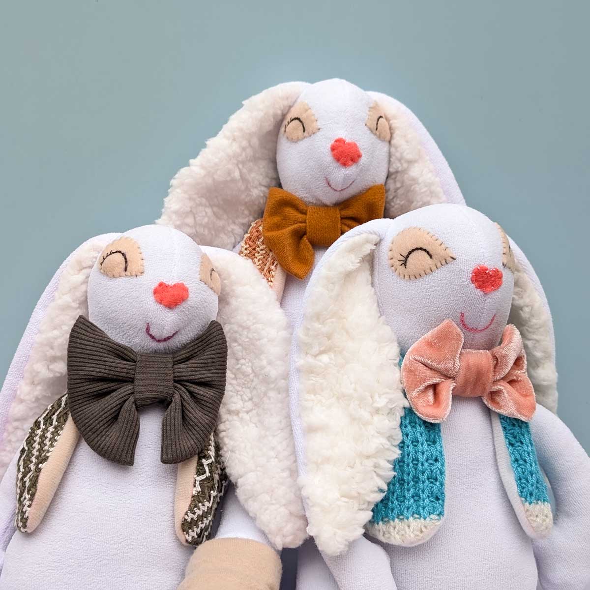Peluche de conejo en tela, suave, hecho a mano en Colombia. Regalo niños. Colores