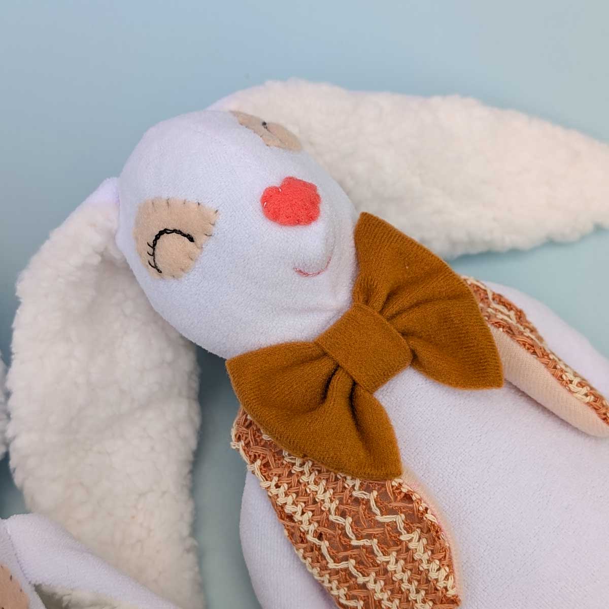 Peluche de conejo en tela, suave, hecho a mano en Colombia. Regalo niños. Color de chaleco marrón. Detalle carita y orejas suaves