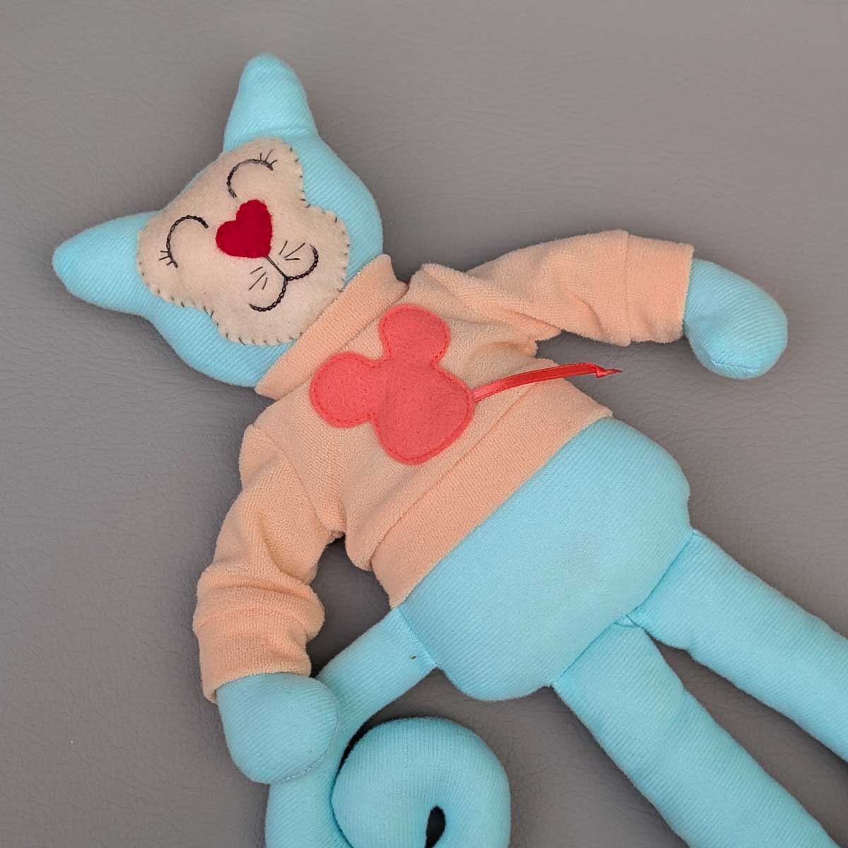 Peluche de gato en tela, hecho a mano en Colombia. Regalo niños