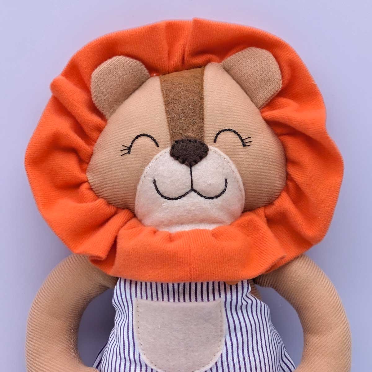 Peluche león hecho a mano en Colombia, ideal para estimular el afecto y el juego en niños. Detalle carita