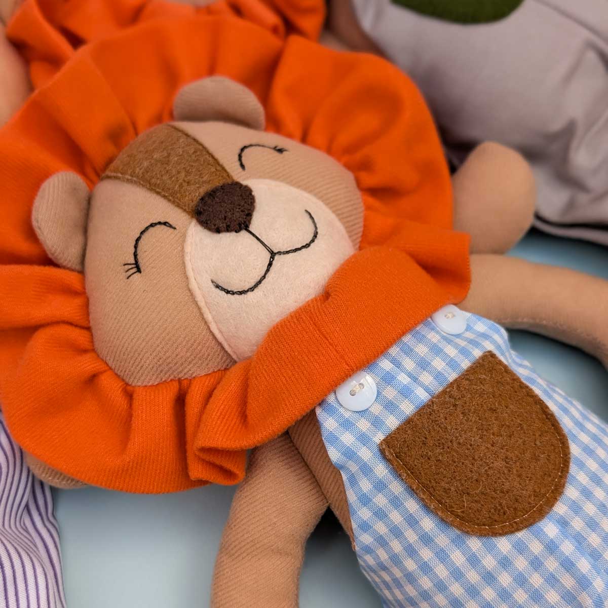 Peluche león hecho a mano en Colombia, ideal para estimular el afecto y el juego en niños. Detalle carita