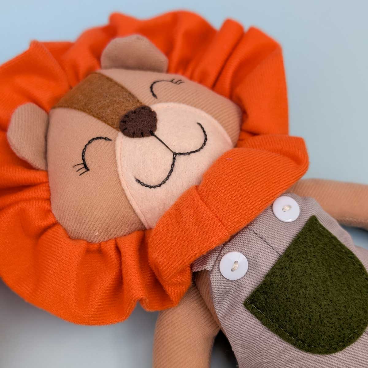 Peluche león hecho a mano en Colombia, ideal para estimular el afecto y el juego en niños. Detalle carita