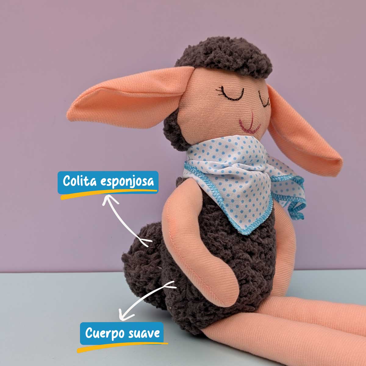 Peluche de oveja en tela, suave, hecho a mano en Colombia. Regalo niños. Color negro. Detalles
