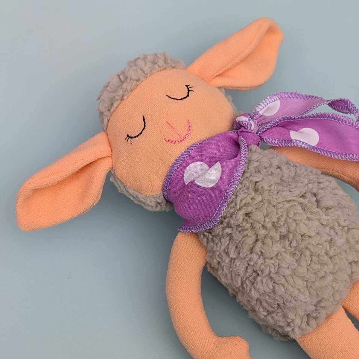 Peluche de oveja en tela, suave, hecho a mano en Colombia. Regalo niños. Color gris