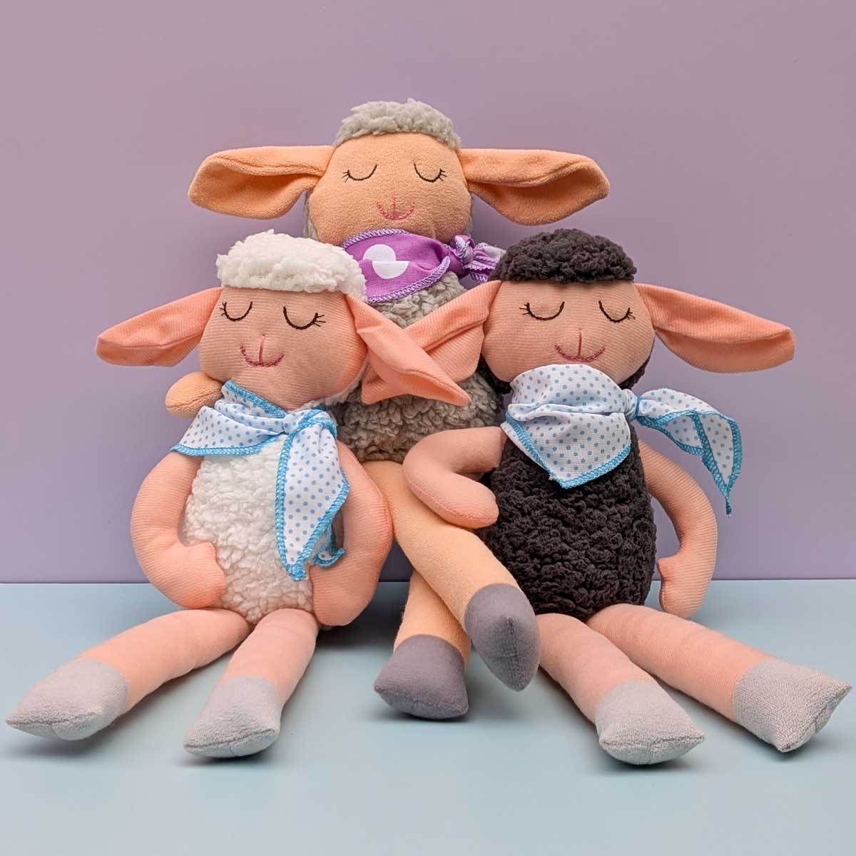 Peluche de oveja en tela, suave, hecho a mano en Colombia. Regalo niños. Colores