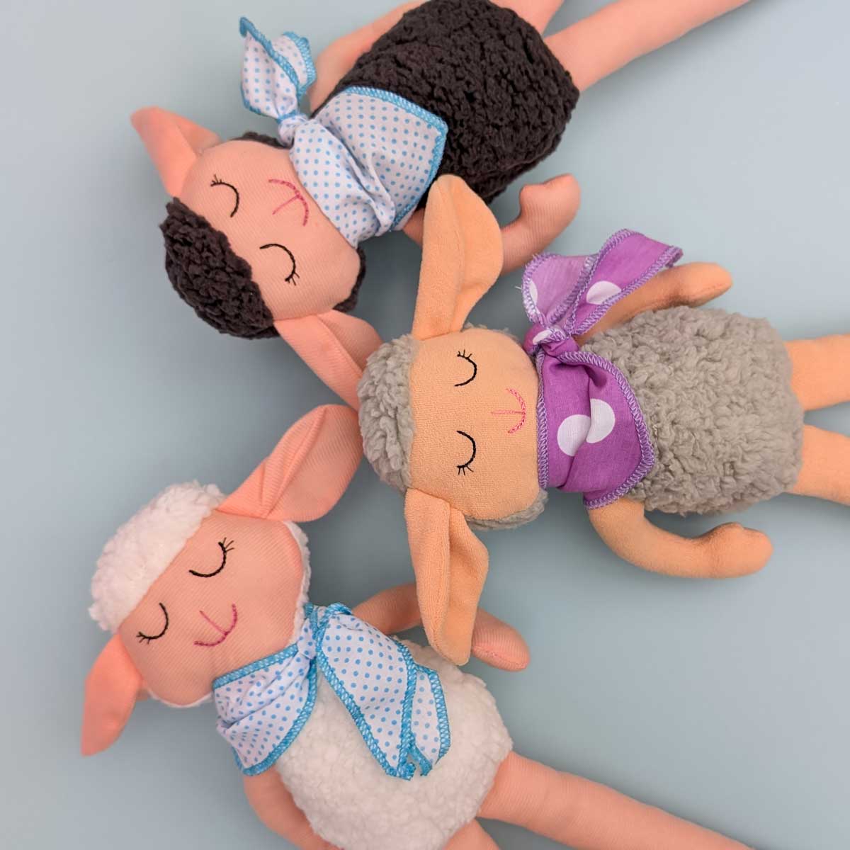 Peluche de oveja en tela, suave, hecho a mano en Colombia. Regalo niños. Colores