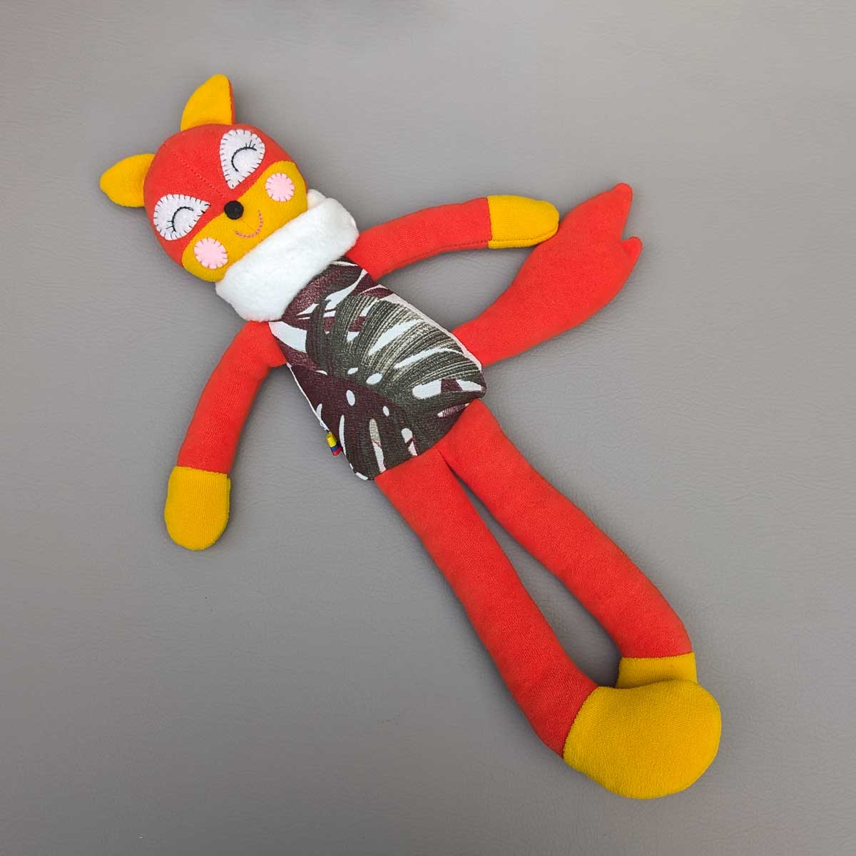 Peluche zorrito inspirado en El Principito, hecho a mano en Colombia, ideal para estimular los sentidos de los niños