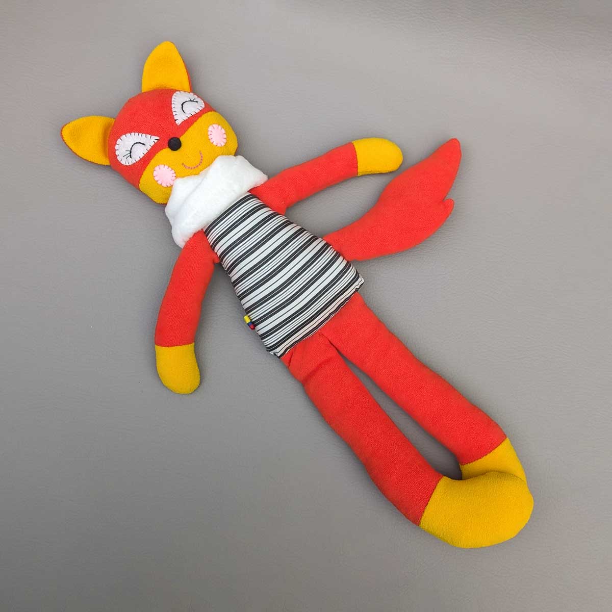 Peluche zorrito inspirado en El Principito, hecho a mano en Colombia, ideal para estimular los sentidos de los niños