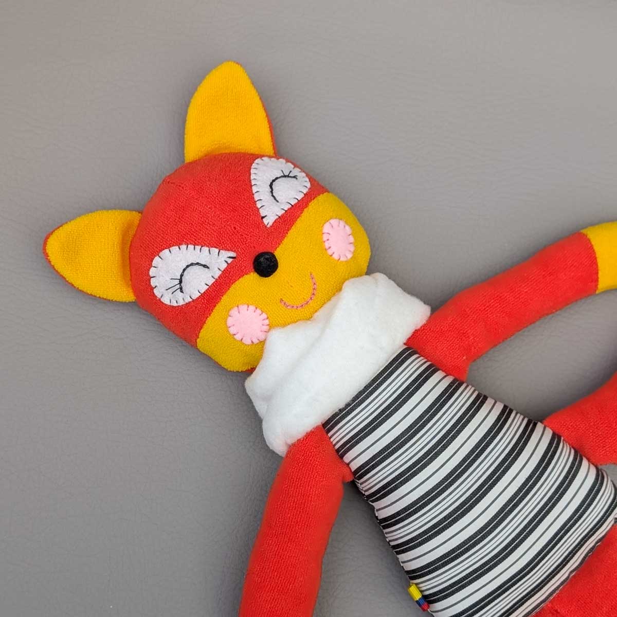 Peluche zorrito inspirado en El Principito, hecho a mano en Colombia, ideal para estimular los sentidos de los niños. Detalles carita