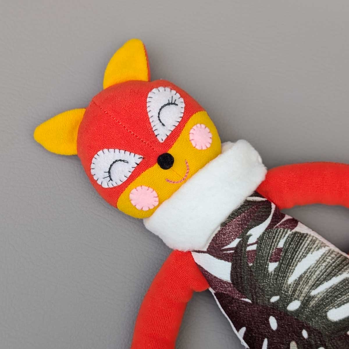 Peluche zorrito inspirado en El Principito, hecho a mano en Colombia, ideal para estimular los sentidos de los niños. Detalles carita