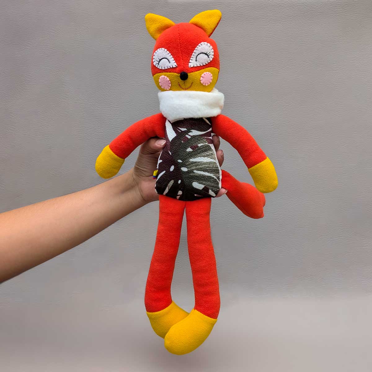 Peluche zorrito inspirado en El Principito, hecho a mano en Colombia, ideal para estimular los sentidos de los niños