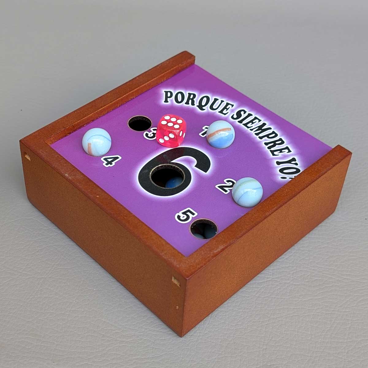 Juego de mesa ¿Por qué siempre yo? versión en MDF con canicas, divertido y accesible. Color morado