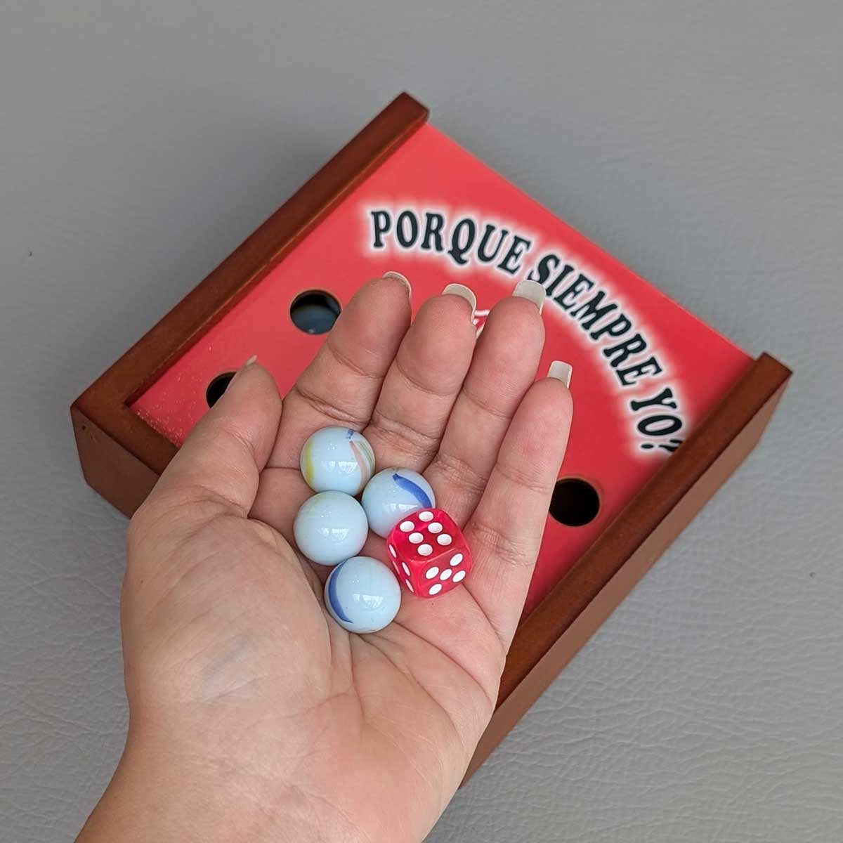 Juego de mesa ¿Por qué siempre yo? versión en MDF con canicas, divertido y accesible. Foto de canicas y dado