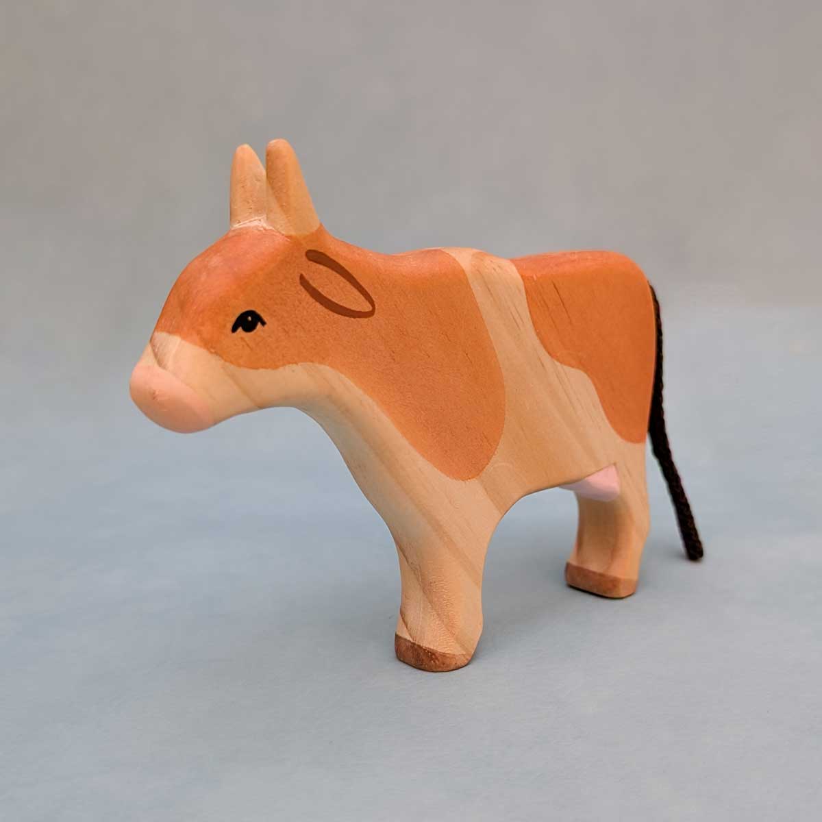 Vaca de madera, color de manchas miel, juguete Montessori artesanal para estimular la imaginación infantil