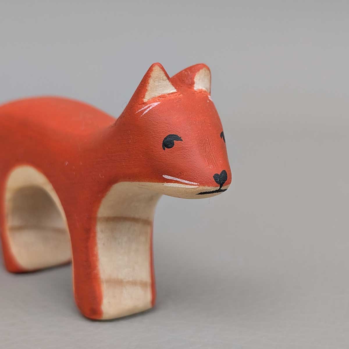 Zorro Montessori de madera, juguete artesanal para juego libre y sensorial. Foto de detalle