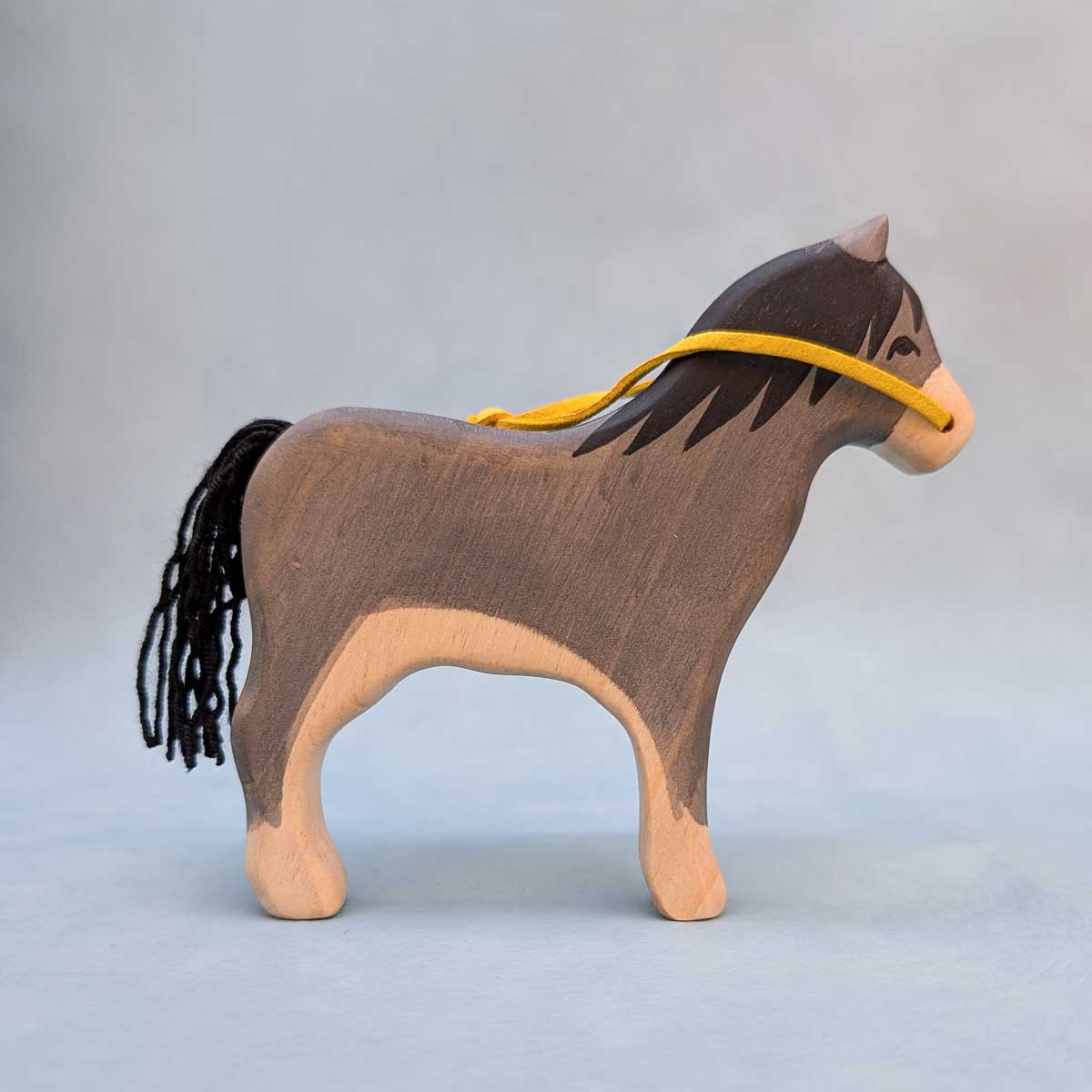 Caballo de madera, color gris, juguete Montessori artesanal para estimular la imaginación infantil