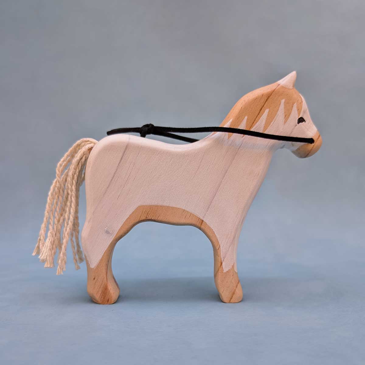 Caballo de madera, color blanco, juguete Montessori artesanal para estimular la imaginación infantil
