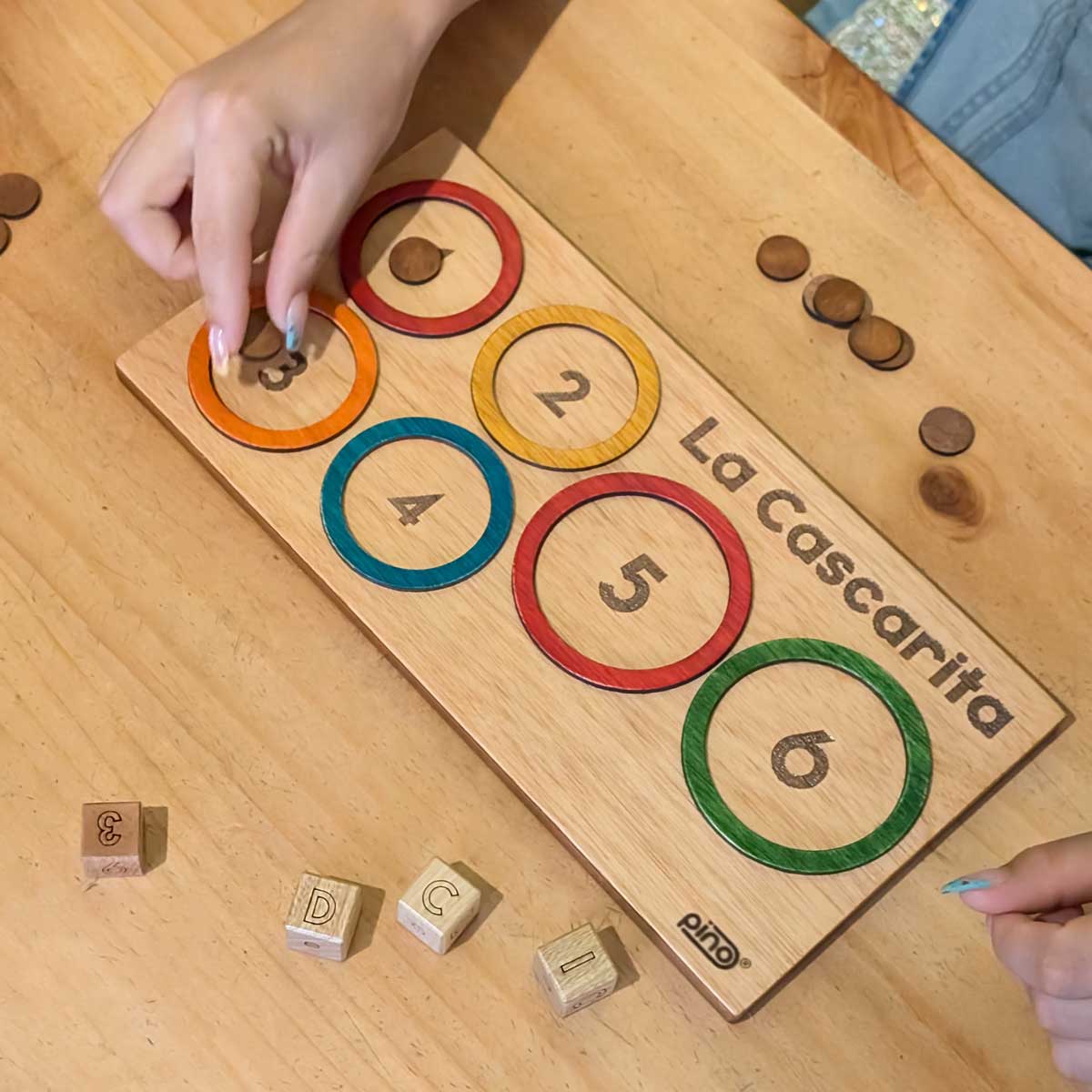 Juego 2 en 1: Cascarita + Dados CDI (centro, derecha, izquierda)