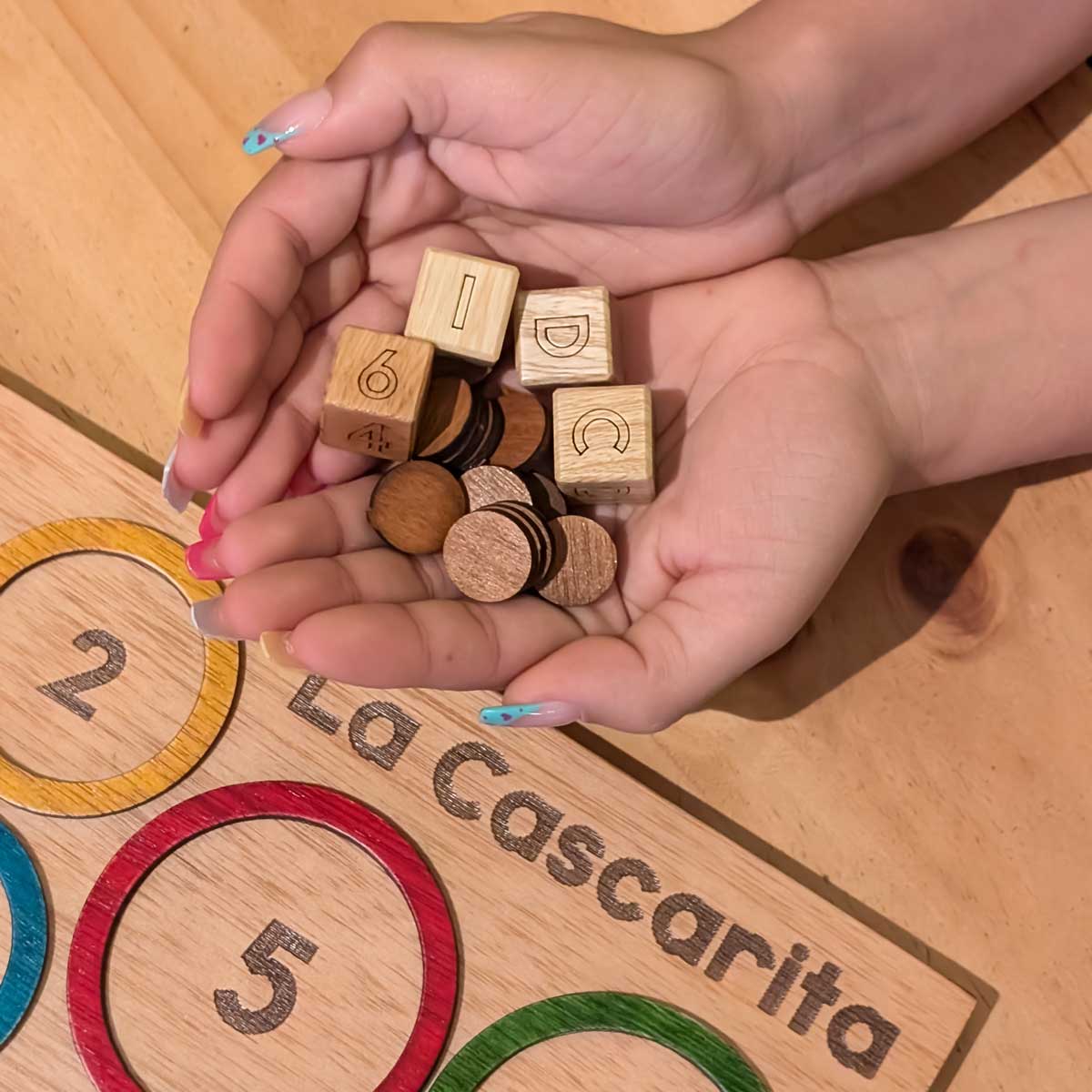 Juego 2 en 1: Cascarita + Dados CDI (centro, derecha, izquierda)