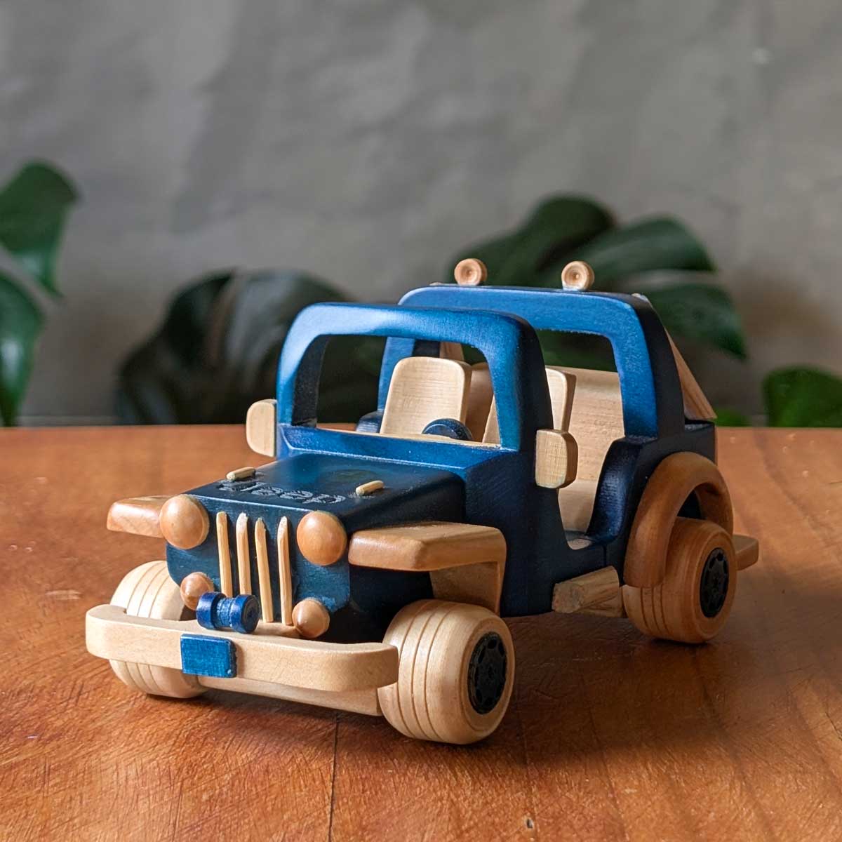Modelo Jeep Willys deportivo color azul de madera, ideal para coleccionistas y amantes de lo artesanal