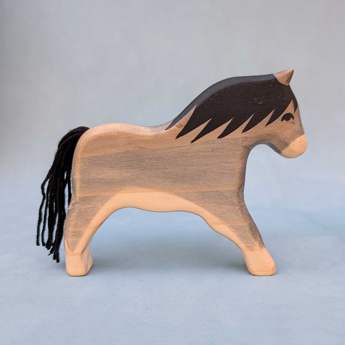 Pony de madera, juguete Montessori artesanal para estimular la imaginación infantil